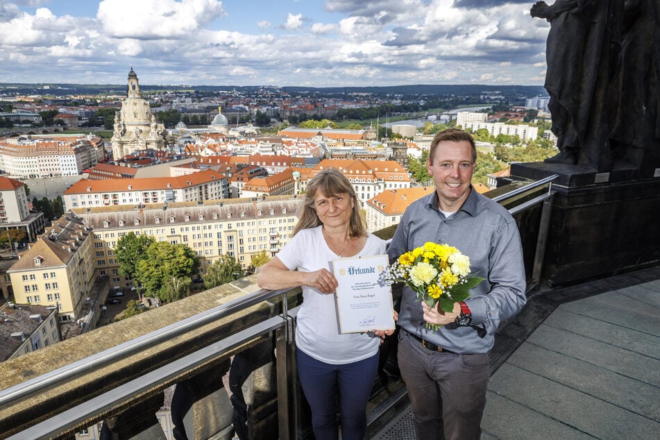 Rathaus-Mitarbeiterin Ilona Kegel wurde von Projektleiter Sven Ruschau (48) als 1000. Gast auf der Aussichtsebene beglückwünscht.