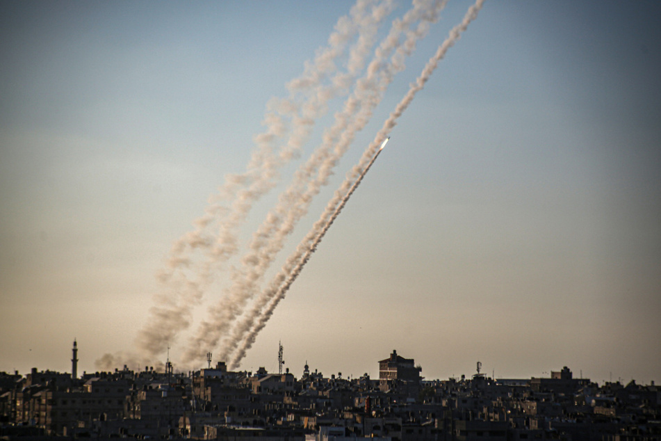 Raketen werden im südlichen Gazastreifen in Richtung Israel abgefeuert.