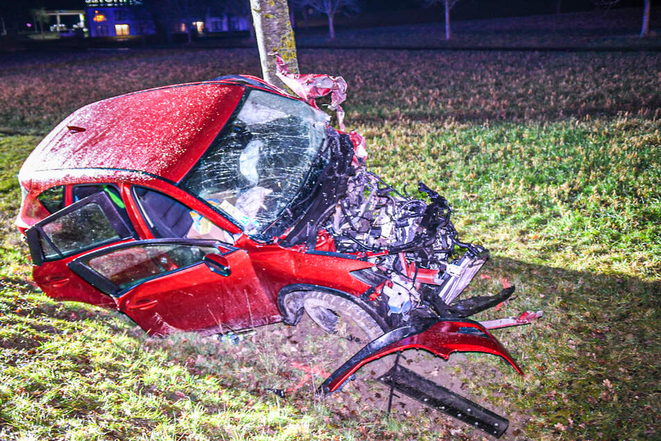 Es grenzt an ein Wunder, dass der Fahrer lebend aus seinem Mazda befreit werden konnte – er erlitt schwere Verletzungen.