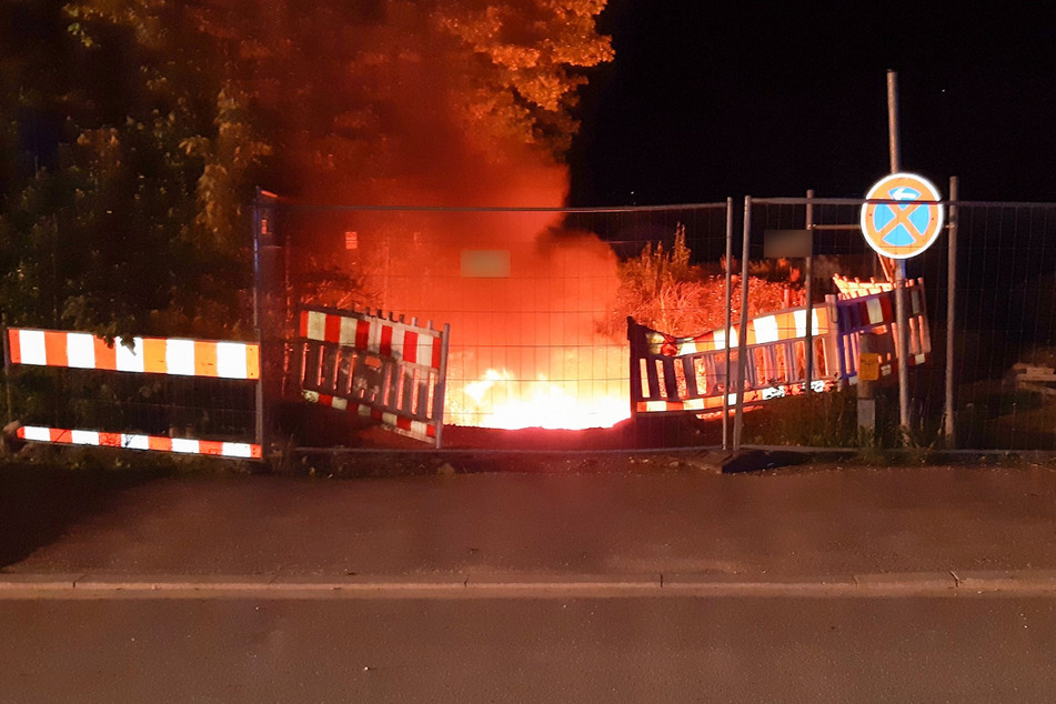 Starkstromkabel brennen in einer Baugrube. Durch das Feuer gab es in der Nacht zum 21. Mai 2021 einen weiträumigen Stromausfall in München, von dem zwischenzeitlich rund 20.000 Haushalte betroffen waren.