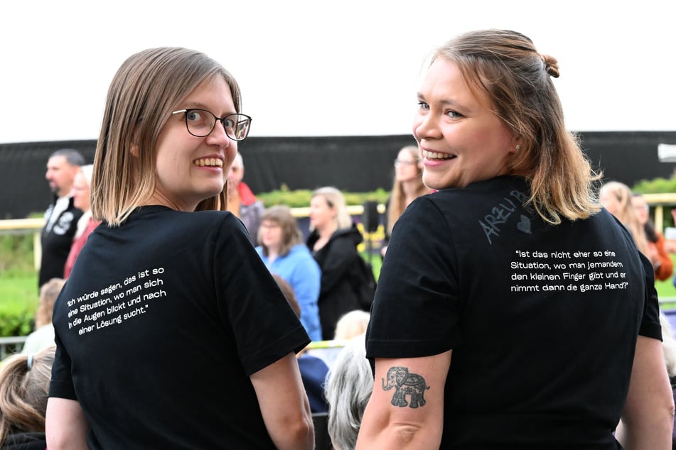 Die letzte Folge vor der Sommerpause mit dem Titel "Luft und Liebe" hat die beiden so sehr bewegt, dass sie sich Zitate daraus auf T-Shirts drucken lassen haben.