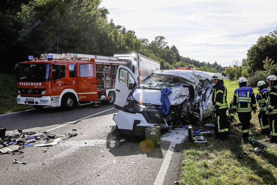 Transporter kracht frontal in Laster: Schwer verletzt
