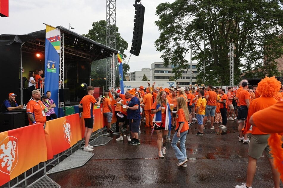 Trotz Regen haben sich die niederländischen Fans nicht stören lassen.