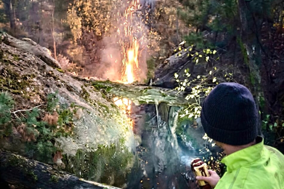 Flammen im Wald bei Waitzdorf in der Sächsischen Schweiz.
