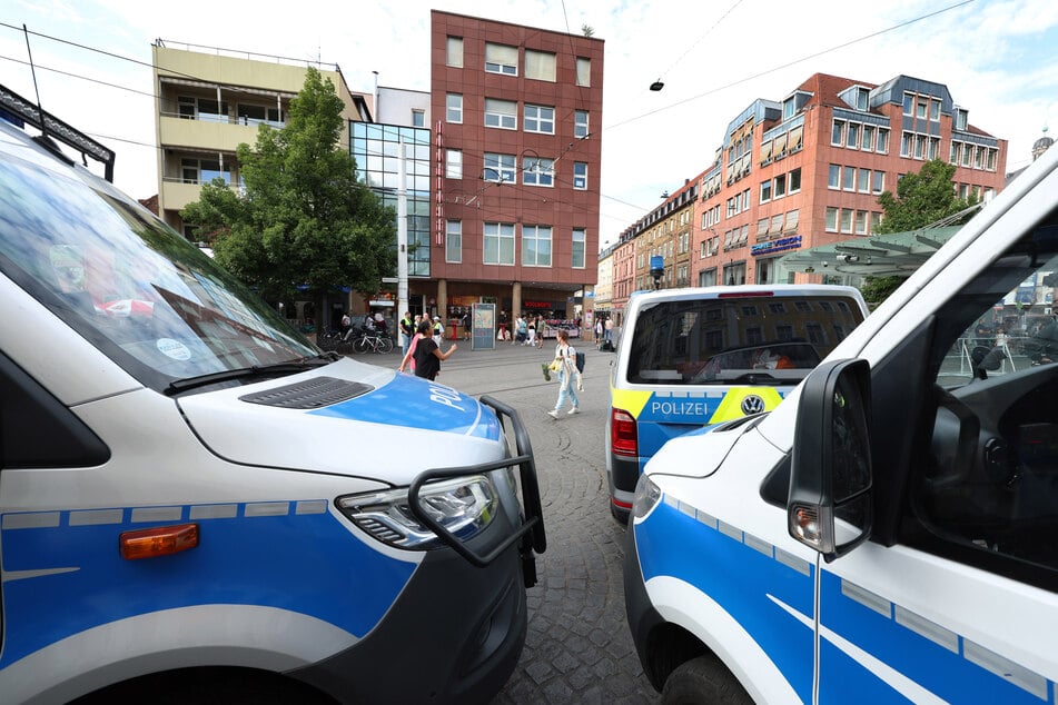 Messerattacke: Messerstreit mitten in Düsseldorf: Polizei greift gerade noch ein