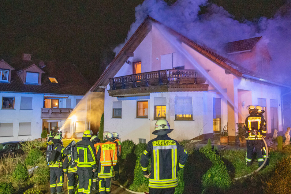 Großeinsatz bei Wohnhausbrand: Nachbar rettet Seniorin (73) aus den Flammen