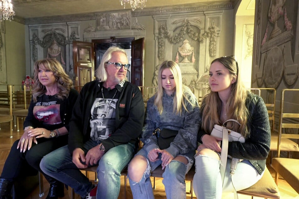 Carmen Geiss (57, v.l.n.r.), Robert Geiss (59) sowie die beiden Töchter Shania (18) und Davina Geiss (19) besuchten für ihre TV-Show die Slowakei.