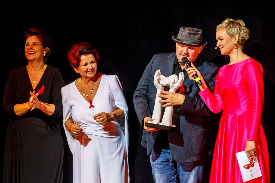 Viola Klein (65, 2.v.l.) übergibt den leicht ramponierten Award an Preisträger Rolf Stahlhofen (55).