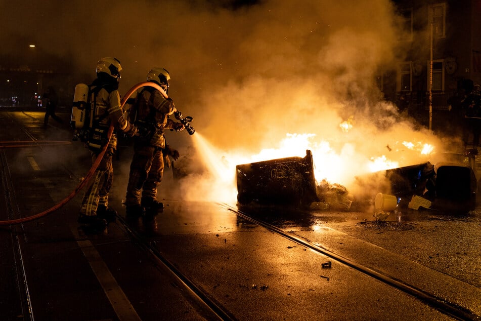 Kameraden der Feuerwehr bekämpften den Brand.