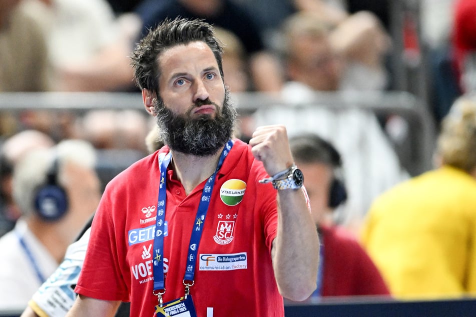 Magdeburgs Trainer Bennet Wiegert (43) war in der ersten Hälfte noch sichtlich unzufrieden.