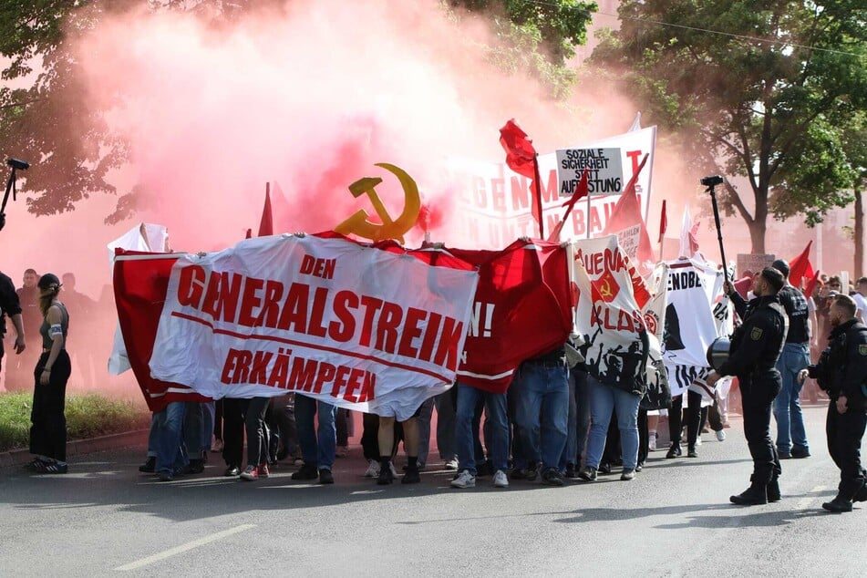 Bei dem Aufzug unter dem Motto "Zusammen als Klasse kämpfen! Alle auf die Straße des 1. Mai!" wurde Pyrotechnik gezündet.