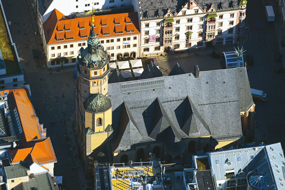 Die Nikolaikirche in Leipzig trägt bereits Solarplatten auf dem Dach.