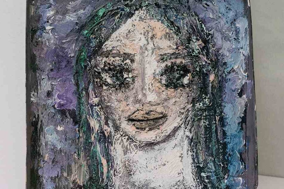 In den Deckel einer Pappschachtel hat Eva-Maria Hagen (83) ein Porträt ihrer Tochter Nina gemalt.