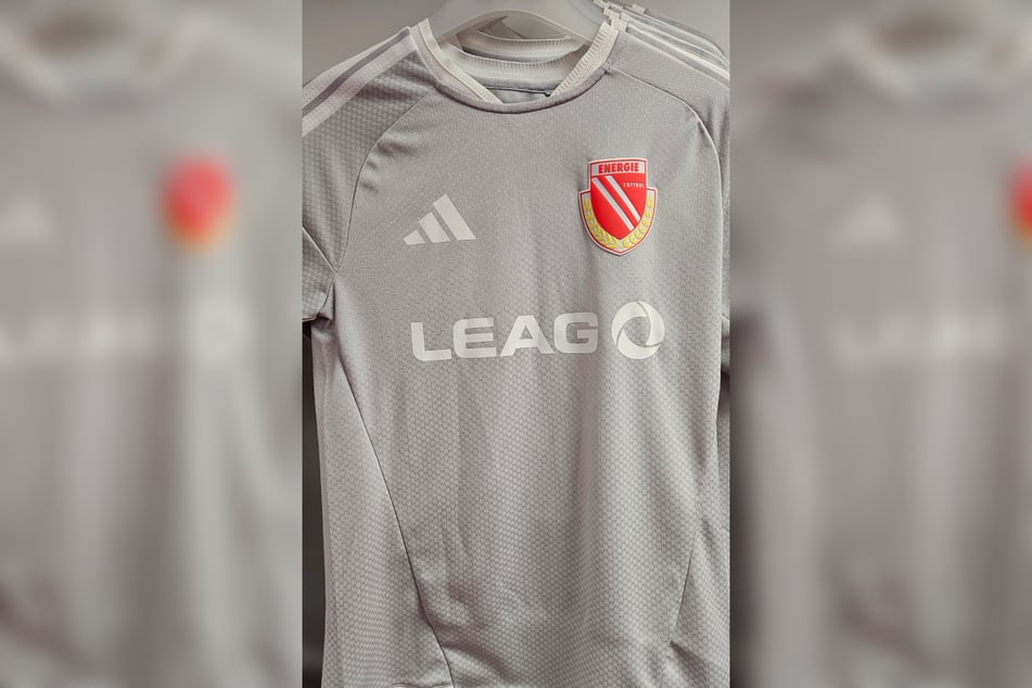 Das neue Ausweichtrikot in Grau ist in den Fanshops verfügbar.
