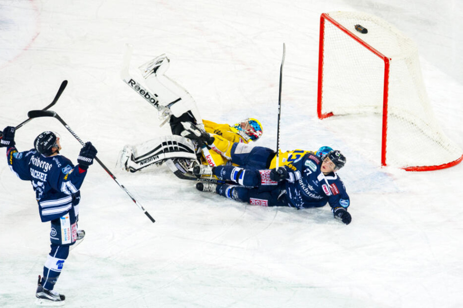 Mirko Sacher (l.) feierte 2016 seinen Treffer zum 4:3-Sieg der Eislöwen.