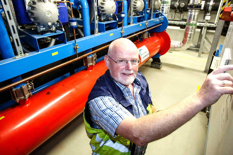 Lutz Rehwald (55) von der DREWAG prüft im "Kälte-Herz" die Klimatechnik.