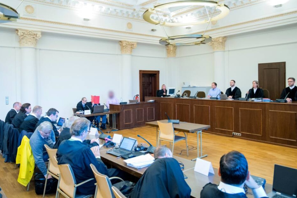 Die Befragung des 93-Jährigen wird vor dem Hamburger Landgericht fortgesetzt.