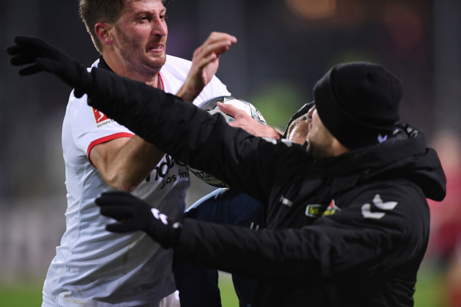 Der Rempler von Eintracht-Kapitän David Abraham (Li.) gegen Freiburg-Trainer Christian Streich zeigte, dass das Nervenkostüm der Frankfurter angekratzt ist.