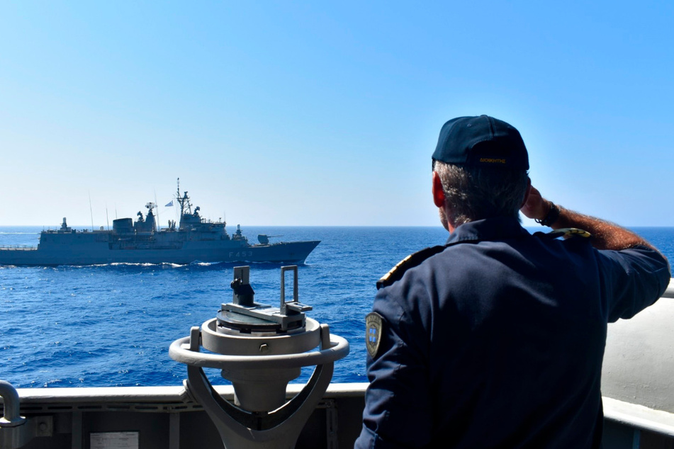 Ein Offizier salutiert während einer Militärübung im östlichen Mittelmeer an Bord eines griechischen Kriegsschiffes.