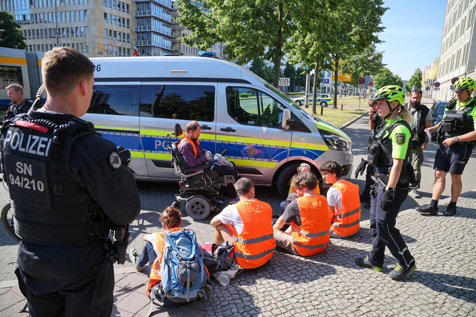 Klimakleber bei einer Aktion der Letzten Generation in Leipzig. In der Nacht zu Donnerstag blockierten Mitglieder der Gruppe den Leipziger Flughafen.