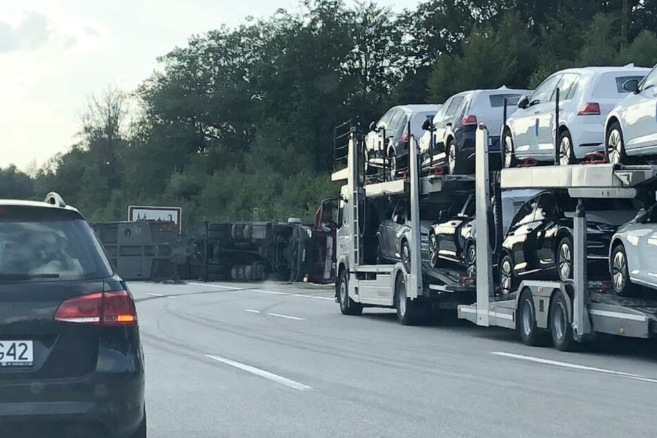 Der Lkw kippte auf der A4 zwischen den Anschlussstellen Wüstenband und Hohenstein-Ernstthal um.