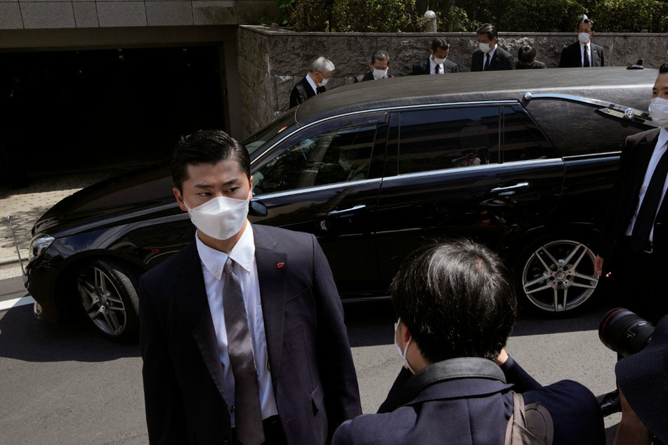 Der Leichnam des früheren japanischen Ministerpräsidenten Shinzo Abe (†67) wurde aus dem Krankenhaus abgeholt.