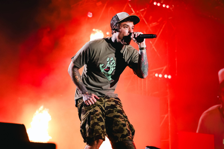 Rapper "Fedez" (35) sorgt mit seinem neuen Song für einen heftigen Eklat.