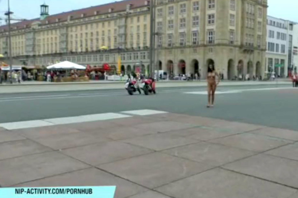 Im Netz gibt es viele Videos von nackten Frauen, die durch Dresden laufen.