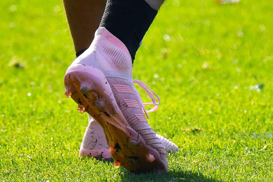 Patrick Wiegers trägt Schlüpferrosa-Schuhe.