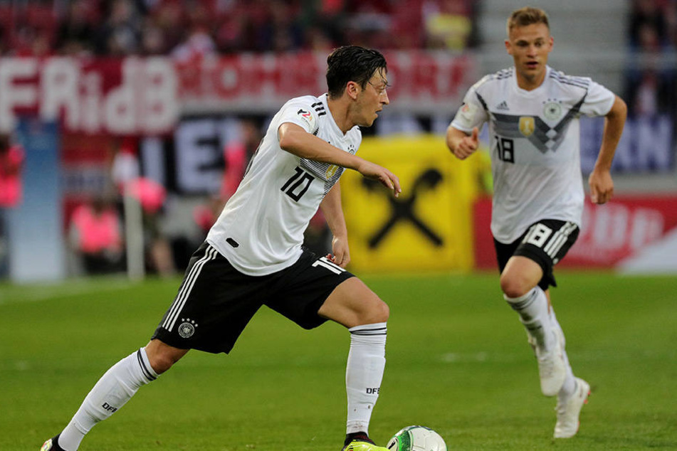 Mseut Özil (l.) traf zum deutschen Führungstor. Danach hatten er uns seine Kollegen dem österreichischen Team wenig entgegen zu setzen.