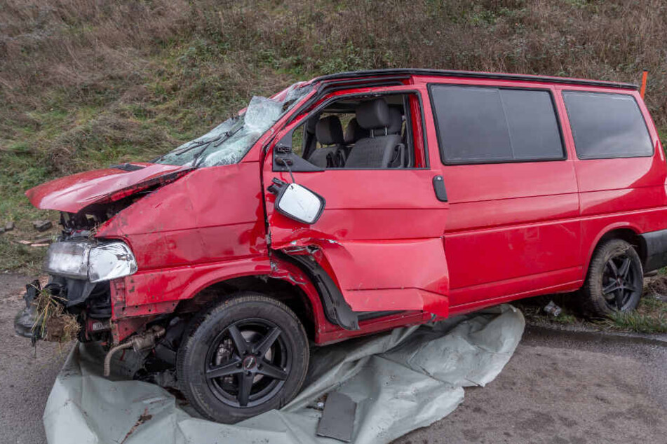 Das Wrack des VW-Busses.