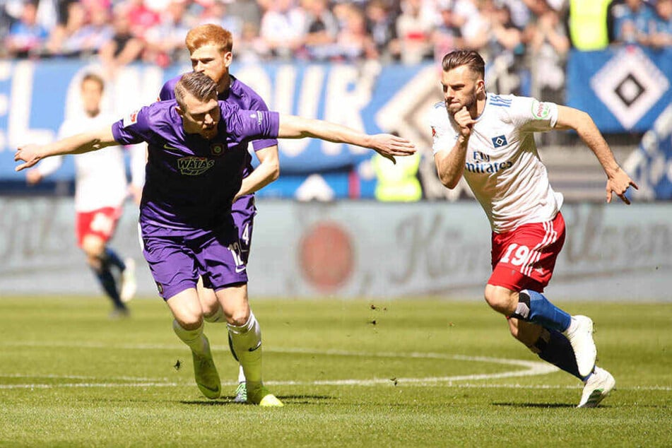 Wenn er benotete wurde, dann war immer gut dabei, verletzungsbedingt war das aber nur 16 Mal: Abwehrchef Steve Breitkreuz (l.) - hier gegen HSV-Stürmer Manuel Wintzheimer.