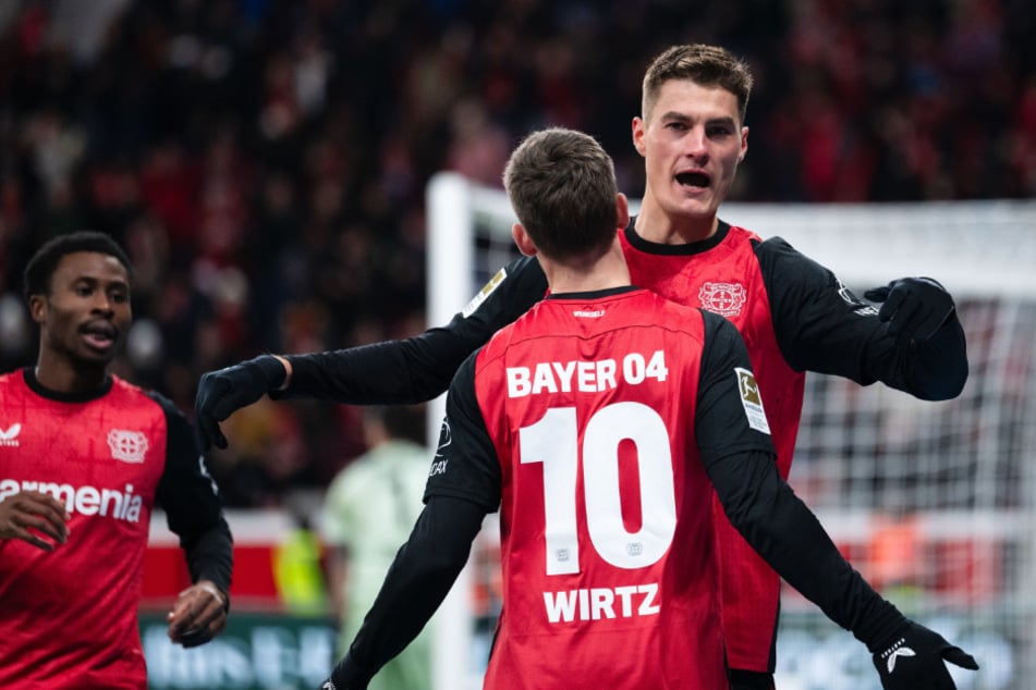 Bayer-Torjäger Patrik Schick jubelt gemeinsam mit Vorbereiter Florian Wirtz über den Treffer zur 3:2-Führung für den Meister.