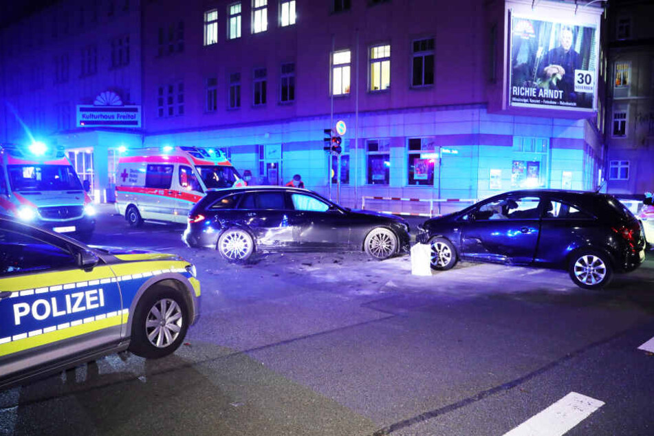 Die Kreuzung ist zum Teil gesperrt, solange die Polizei vor Ort ermittelt.