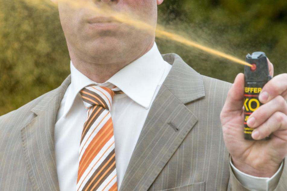 Mit einem Pfefferspray ging die Gruppe auf den Mann los. (Symbolbild)