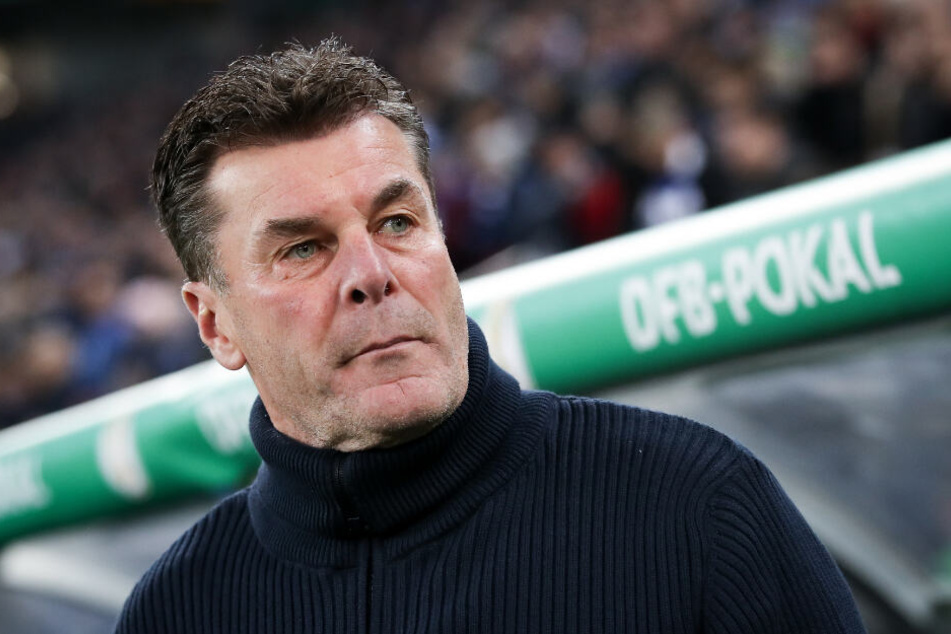 HSV-Trainer Dieter Hecking versucht nach der Niederlage den Kopf frei zu bekommen.