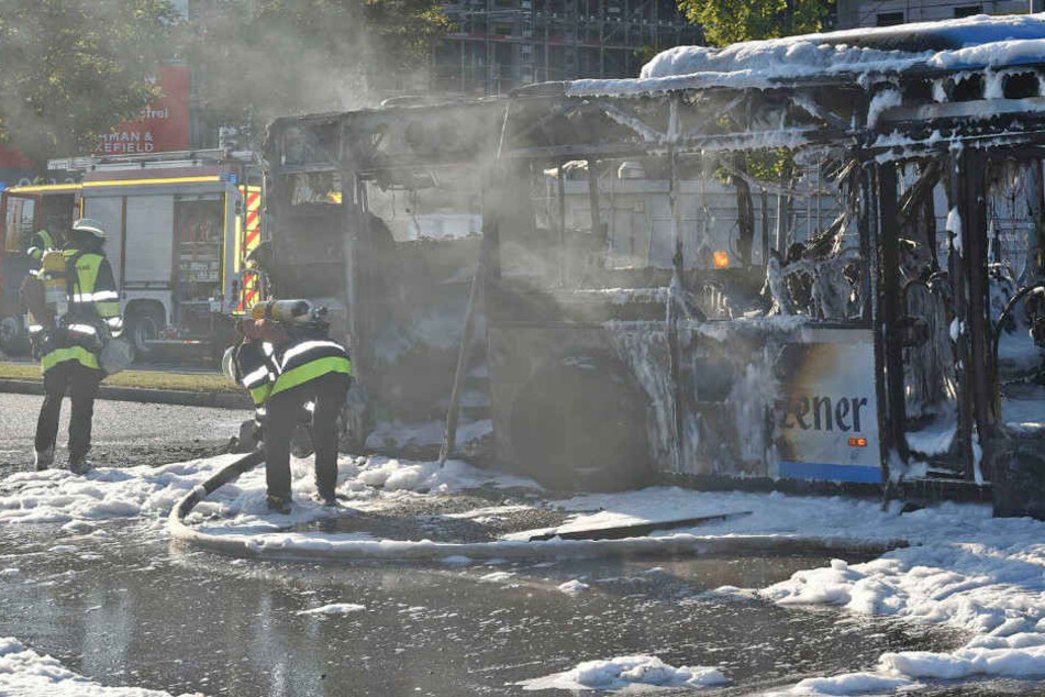 Trotz aller Bemühungen durch die Feuerwehr konnte ein Totalschaden nicht verhindert werden.