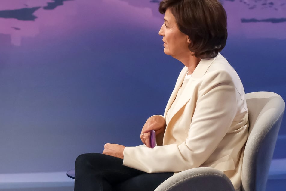 Moderatorin Sandra Maischberger (59) verteidigte ihre Frage.