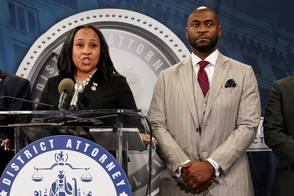 Fulton County District Attorney Fani Willis (l.) speaks at a press conference next to prosecutor Nathan Wade.