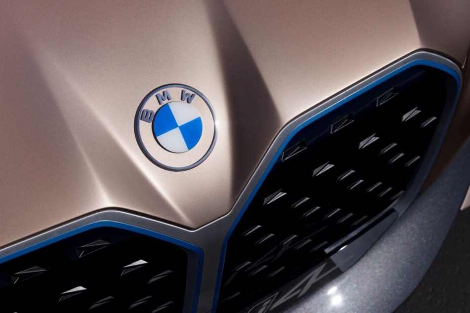 Beim neuen i4 sieht man, wie das Logo auf dem Auto wirkt.