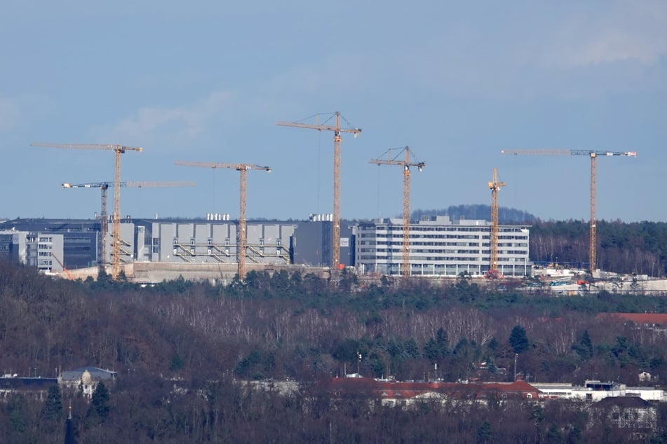 Die Feuerwehr musste am Mittwochvormittag wegen eines Arbeitsunfalls zur Infineon-Baustelle nach Klotzsche ausrücken.