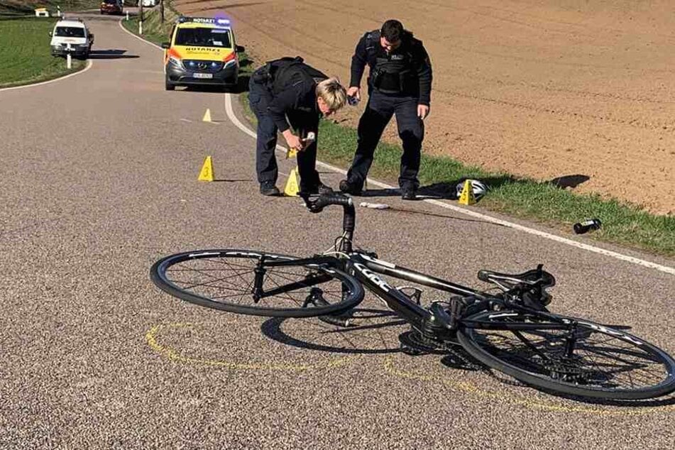 Die Polizei analysiert den Unfallort.