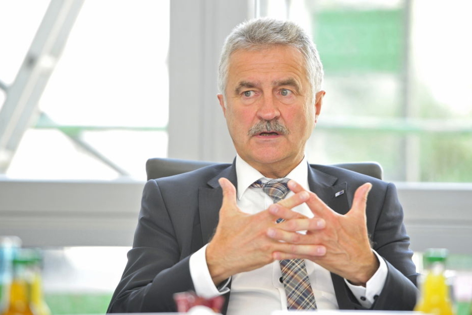 IHK-Chef Hans-Joachim Wunderlich (63) begrüßt den späten Merkel-Besuch.