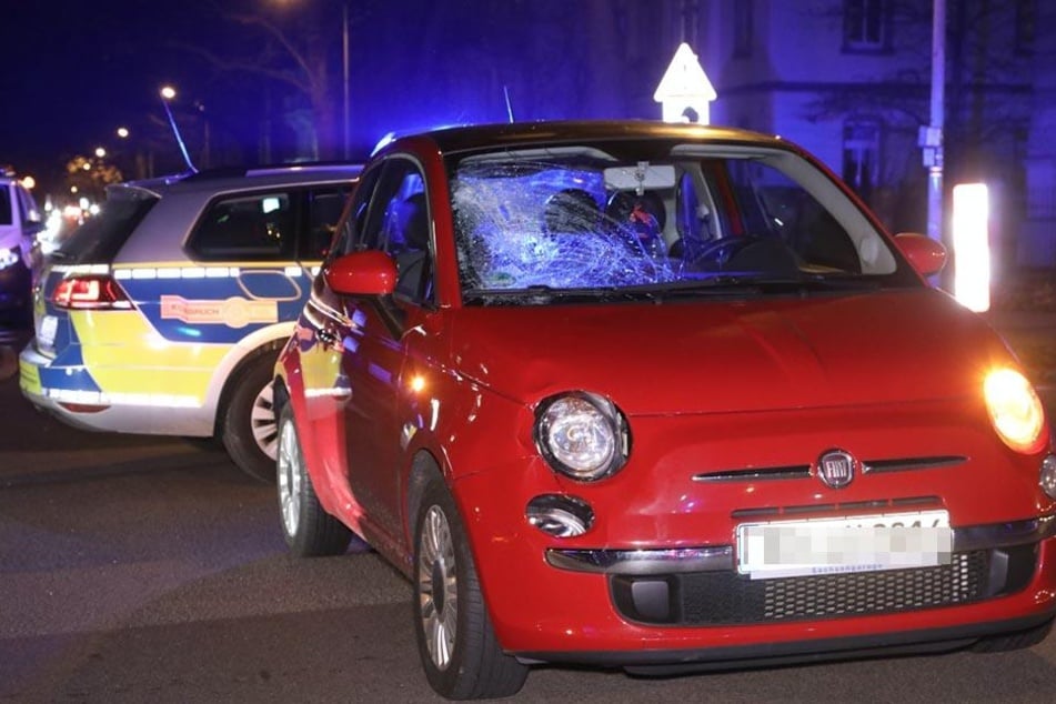 Die Frau krachte in die Frontscheibe des Fiat und wurde schwer verletzt.