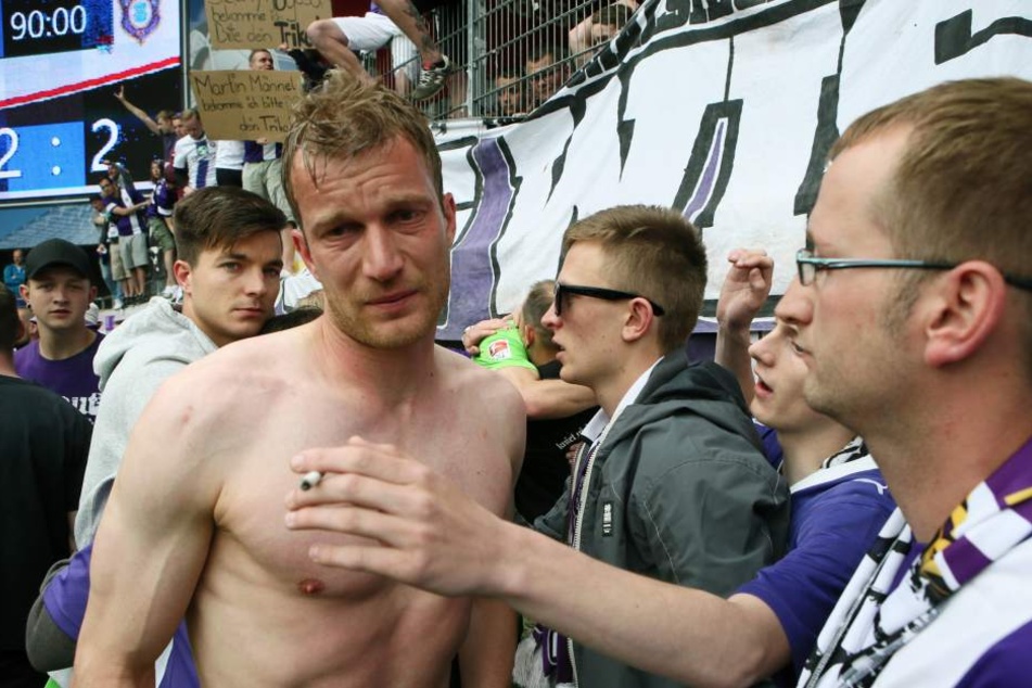 FCE-Spieler Thomas Paulus kann die Tränen nach dem Abstieg 2015 in Heidenheim nicht mehr zurückhalten.