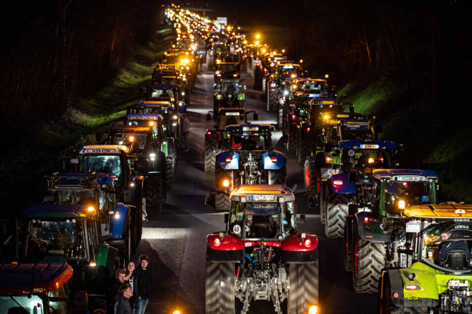 Hunderte Bauern stehen mit ihren Traktoren auf der B64 zwischen Warendorf und Münster.