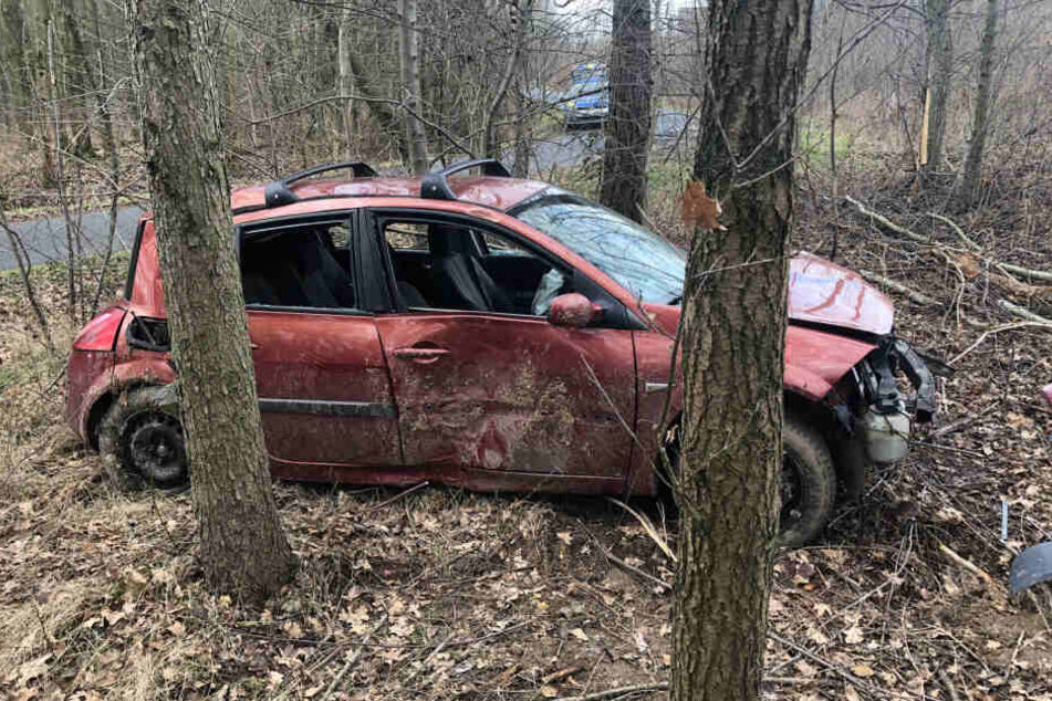 Der Renault Megane kam von der Straße ab.