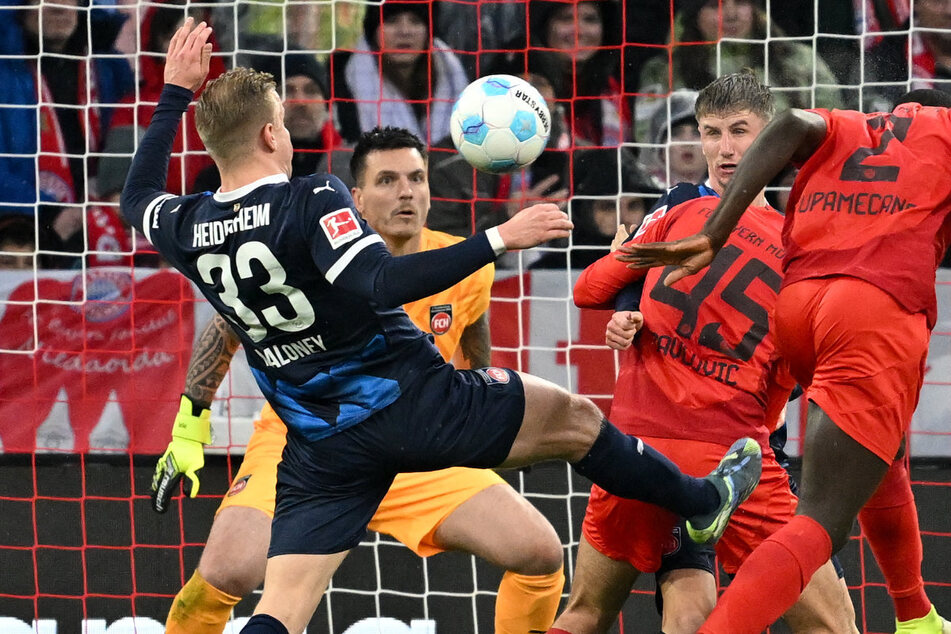 Mit seinem ersten Treffer eröffnete Dayot Upamecano (r.) die Torjagd der Bayern – die erst nach der Pause Fahrt aufnahm.