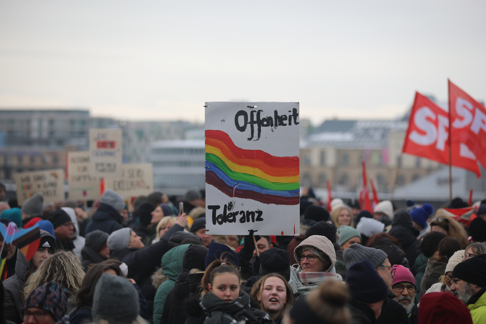 Etwa 70.000 Kölnerinnen und Kölner machten sich am Sonntag auf den Weg zur Deutzer Werft, um lautstark für Demokratie und Menschenrechte einzustehen.