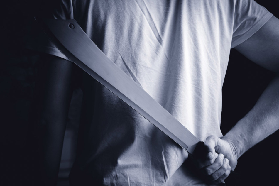 Polizei durchsucht Gymnasium: Mann mit Machete festgenommen